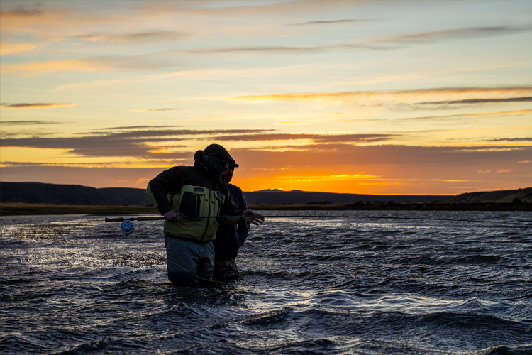 Guide assisting angler